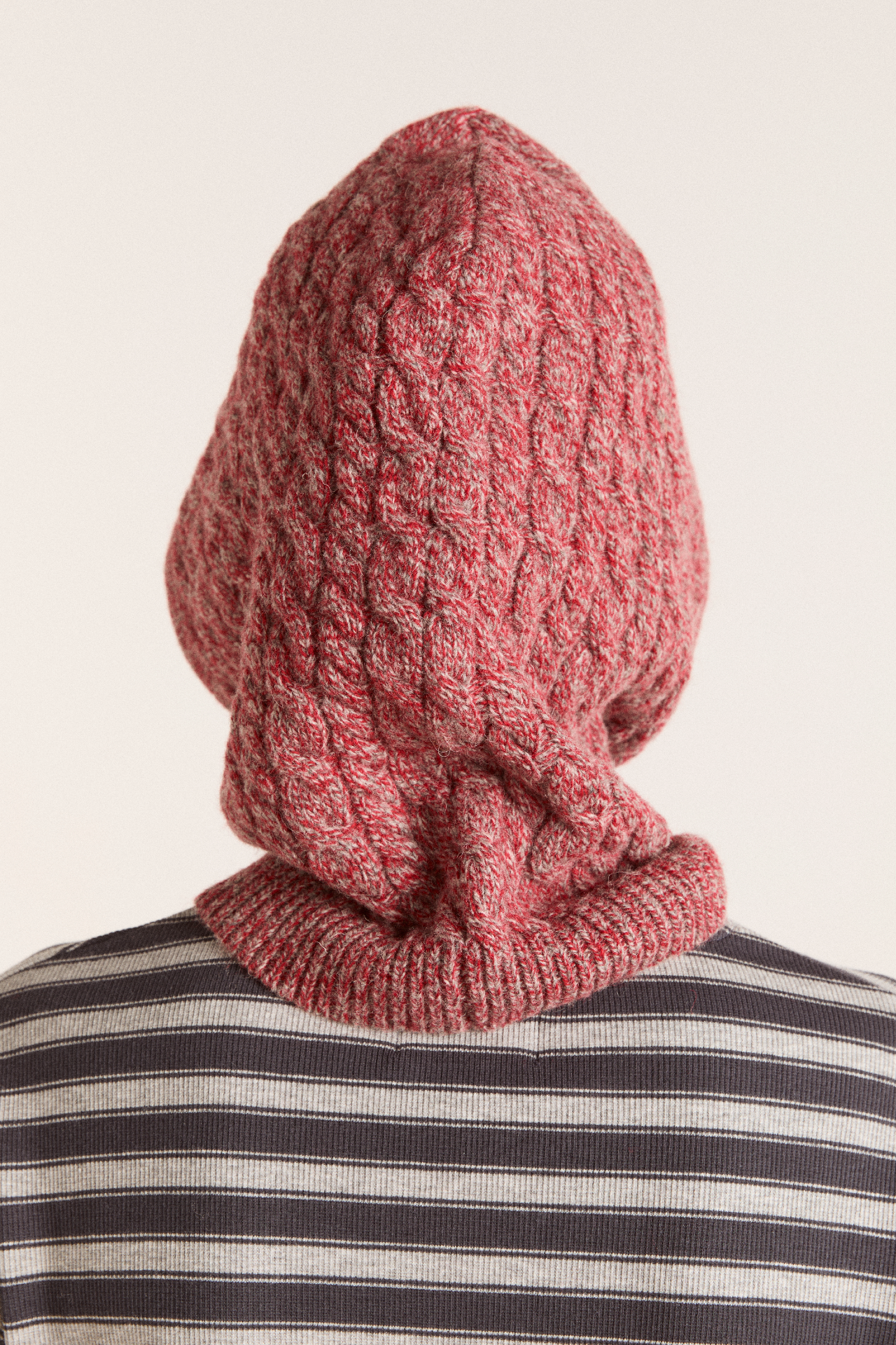tie front hood in mixed yarn - red / grey